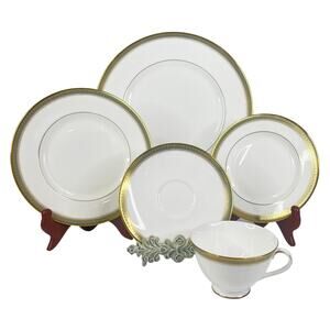 5pc PLACE SETTING Royal Doulton Clarendon China 3 Plates Cup & Saucer Dinnerware